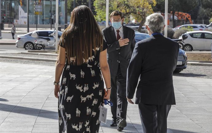 El presidente de la Generalitat, Ximo Puig, saluda a su llegada a la clausura de la 35 edición del Congreso de Gran Consumo organizado por la Asociación de Fabricantes y Distribuidores (AECOC), en Valencia, Comunidad Valenciana (España), a 28 de octubr