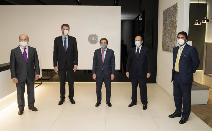 De izquierda a derecha, Santiago Aguirre, Presidente de Savills Aguirre Newman; Hugh Elliott, Embajador de Reino Unido en España; José Luis Martínez-Almeida, Alcalde de Madrid; y Luis Pardo, Presidente de la Cámara de Comercio Británica en España.