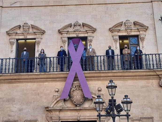 Cuelga de la lazada morada por el 25N en el Ayuntamiento de Palma.