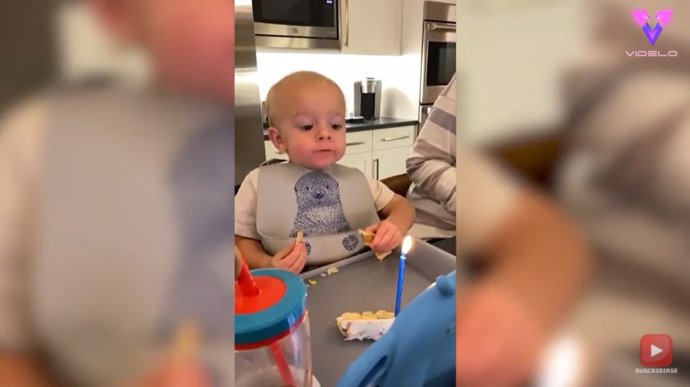 El gran esfuerzo de este niño por apagar las velas de cumpleaños de una tarta quedó registrado en vídeo