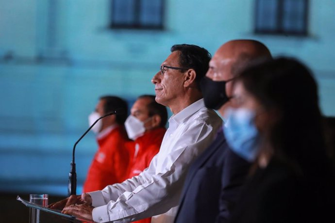 HANDOUT - 10 November 2020, Peru, Lima: Former President of Peru Martin Vizcarra (C)speaks during a press conference in front of the Presidential Palace after lawmakers voted to impeach him on Monday. Photo: -/Presidency of Peru/dpa - ACHTUNG: Nur zur 