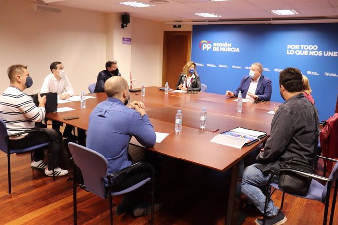 Los parlamentarios nacionales, Isabel Borrego, Francisco Bernabé y Violante Tomás, se han reunido con los cinco sindicatos de la Policía Nacional en la Región de Murcia (SUP, JUPOL, SPP, CEP y UFP)