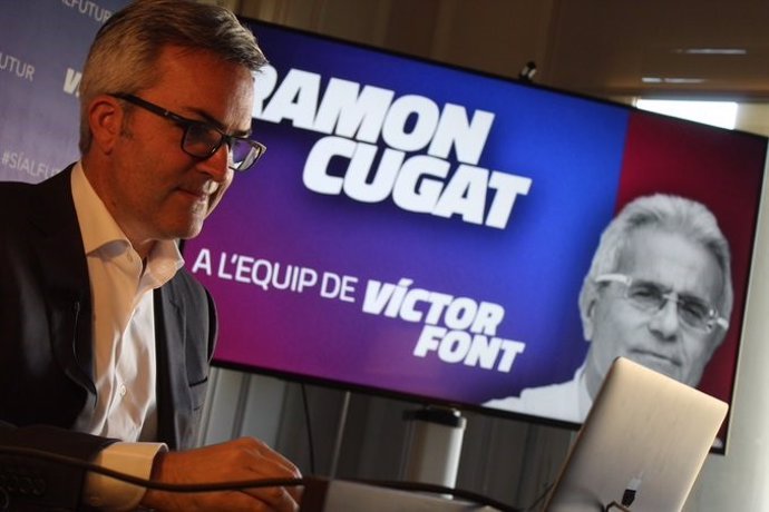 El precandidato a la presidencia del FC Barcelona Víctor Font, presentando al doctor Ramon Cugat como miembro de su posible Junta Directiva