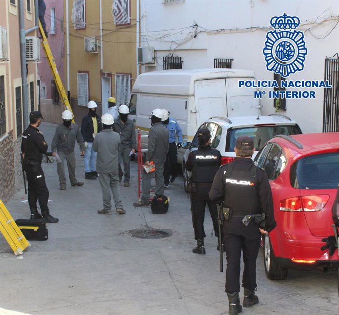 Intervención ante enganchez fraudulentos de electricidad en Almería