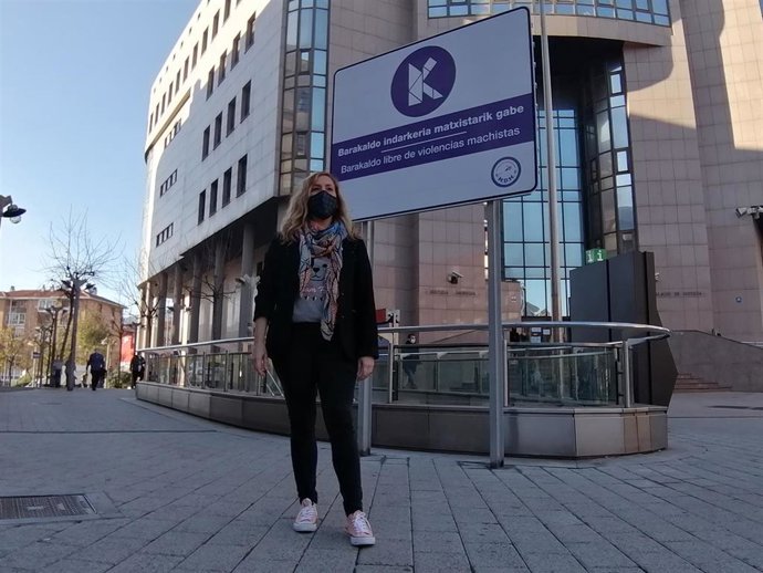 La edil de Mujer, Rakel Olalla, junto a un cartel que muestra el rechazo de Barakaldo a cualquier tipo de violencias machista.