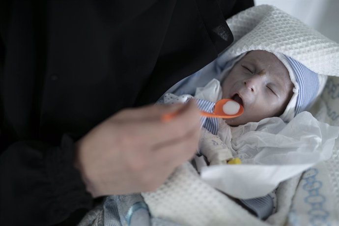 Un niño de cuatro meses desnutrido recibe alimento en un hospital en Saná, en Yemen.