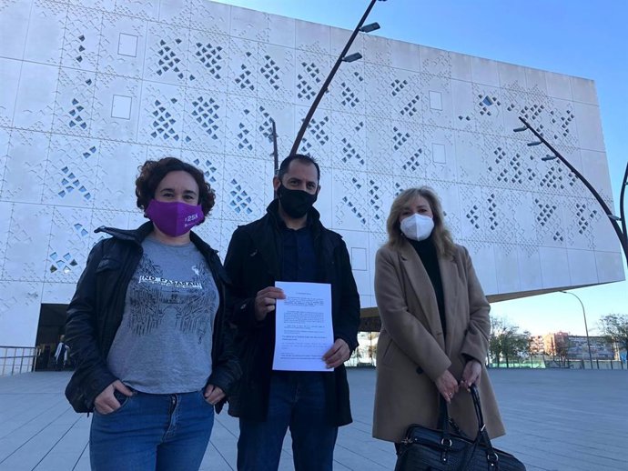Sebastián Pérez (centro) muestra ante la Ciudad de la Justicia de Córdoba , junto a Ana Naranjo (izda.), la denuncia presentada en la Fiscalía.