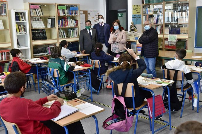 Ricardo Sánchez y María José Eslava, en un instituto de Villanueva