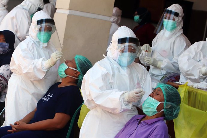 15 September 2020, Indonesia, Surabaya: Medical workers take nasal swab samples from women at a Public Health Center during a coronavirus testing campaign. Photo: Budiono/Sijori Images via ZUMA Wire/dpa