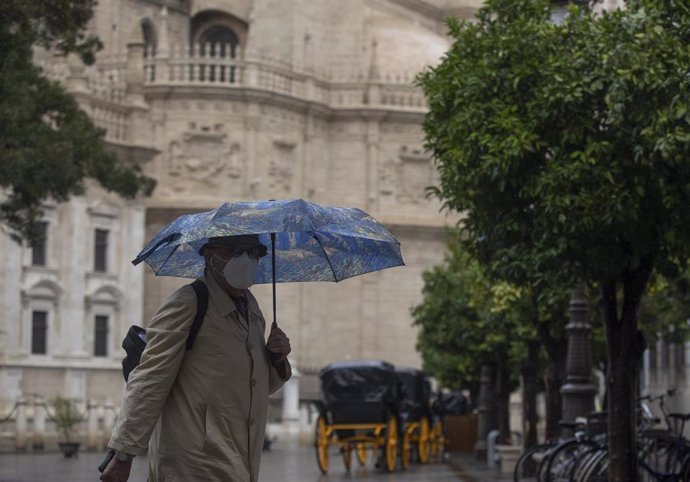 Un hombre bajo su paraguas durante una jornada de lluvia. En Sevilla (Andalucía, España), a 22 de octubre de 2020.