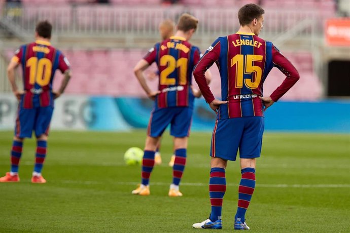 (L-R) Barcelona's Lionel Messi, Frenkie de Jong, and Clement Lenglet appear dejected after the final whistle of the Spanish Primera Division soccer match between FC Barcelona and Real Madrid CF at Camp Nou. Photo: David Ramirez/DAX via ZUMA Wire/dpa