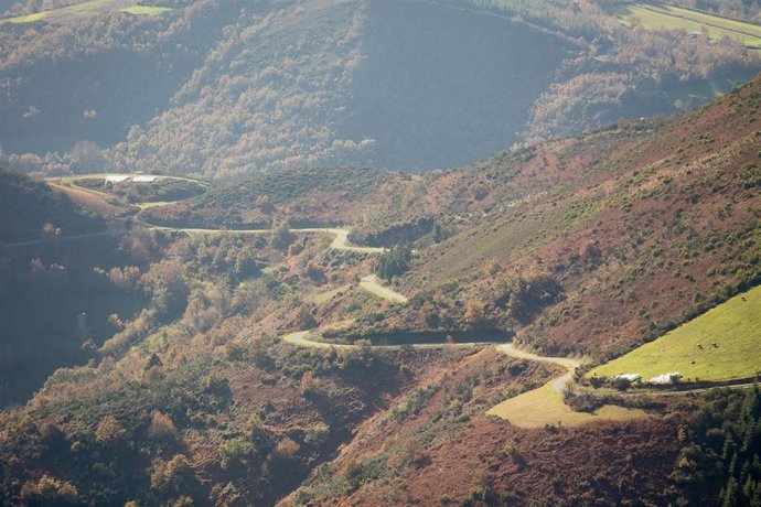 Carreteras de la Ruta de Los Ancares, en Lugo, Galicia, (España), a 31 de octubre de 2020. La sierra de Os Ancares, situada en el este de la provincia de Lugo, en la frontera con las comunidades vecinas de Castilla y León y El Principado de Asturias, se