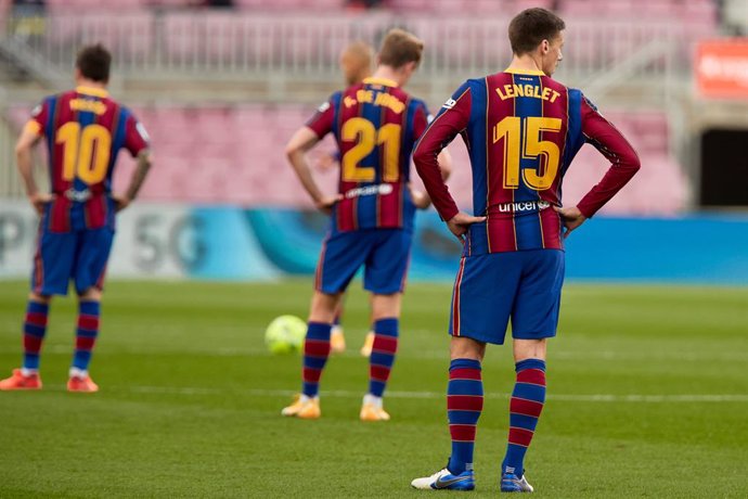 24 October 2020, Spain, Barcelona: (L-R) Barcelona's Lionel Messi, Frenkie de Jong, and Clement Lenglet appear dejected after the final whistle of the Spanish Primera Division soccer match between FC Barcelona and Real Madrid CF at Camp Nou. Photo: Davi
