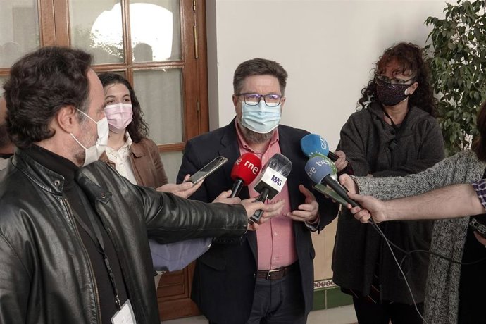 El portavoz adjunto del Grupo Socialista en el Parlamento andaluz Rodrigo Sánchez Haro atiende a los medios este lunes.