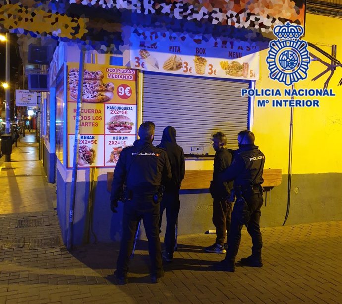 Nota Prensa: "La Policía Nacional Detiene A Dos Personas Que Entraron A Robar En Un Establecimiento De Comida Rápida Forzando La Persiana Y Una Ventana"