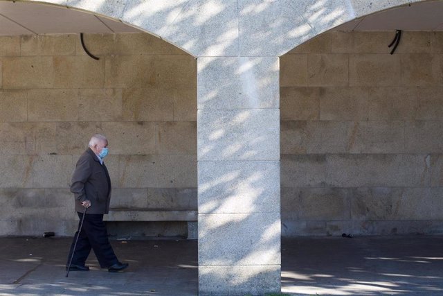 Un anciano camina por una vía de Vilalba el mismo día de la entrada en vigor de nuevas restricciones impuestas por la crisis del Covid-19 en el municipio, en Vilalba, Lugo, (España), a 21 de noviembre de 2020. Entre las medidas, además del cierre perimetr
