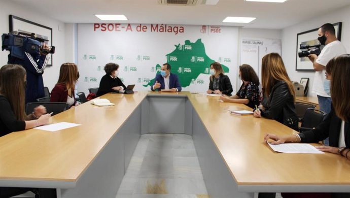 Los socialistas Jose Luis Ruiz Espejo e Isabel Flores en rueda de prensa en Malaga capital