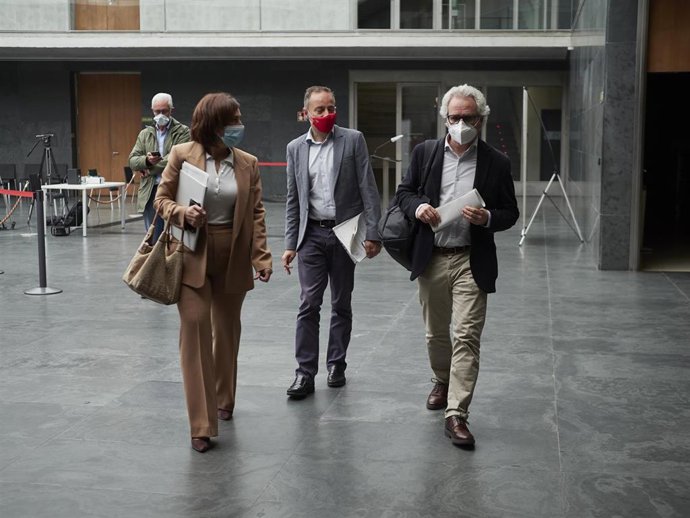 Los parlamentarios de Navarra Suma Yolanda Ibáñez, Juan Luis Sánchez de Muniáin y Carlos Pérez-Nievas, en el Parlamento de Navarra en una imagen de archivo.