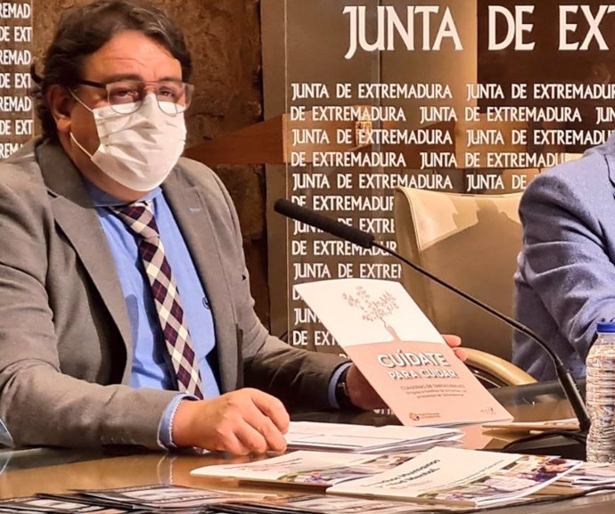El vicepresidente segundo de la Junta y consejero de Sanidad, José María Vergeles, en rueda de prensa