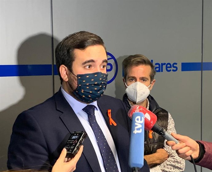 El diputado José Ángel Alonso, junto al representante de la plataforma Más Plurales, Leandro Roldán.