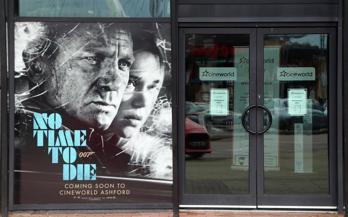 05 October 2020, England, Ashford: A general view of the main entrance of the British cinema company Cineworld in Kent which is closed for a temporary time due to the increasing numbers of the coronavirus in the UK. Photo: Gareth Fuller/PA Wire/dpa
