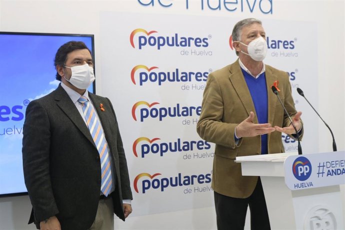 El diputado nacional del PP por Huelva, Carmelo Romero, y el senador onubense, José Enrique Sánchez, en rueda de prensa.