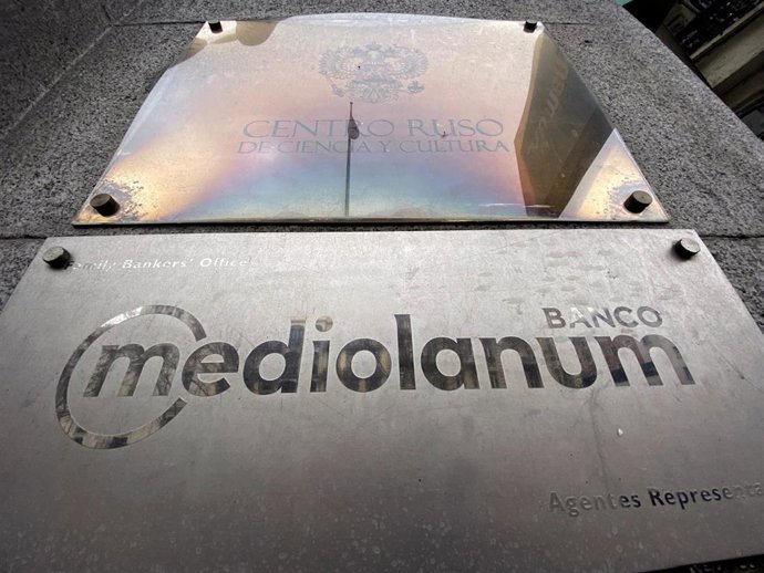 Placa con el logotigo del Banco Mediolanum, en la puerta de entrada de uno de sus locales en Madrid (España), a 13 de febrero de 2020.