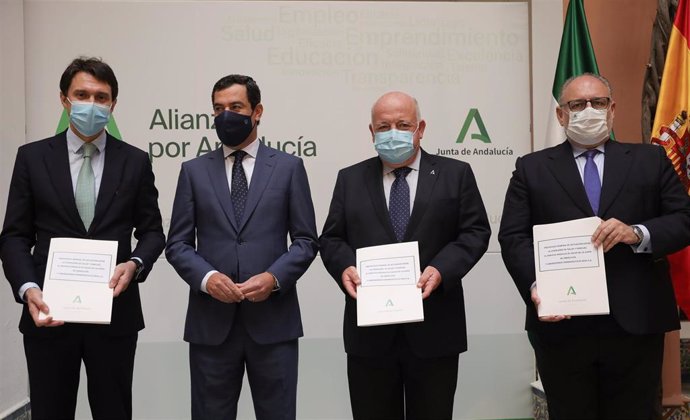 El presidente de la Junta de Andalucía, Juanma Moreno, preside en el Palacio de San Telmo de Sevilla, este lunes, la firma de un protocolo entre la Consejería de Salud y Familias y el laboratorio farmacéutico Rovi.