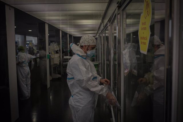 Un trabajador sanitario protegido en la Unidad de Cuidados Intensivos –UCI- del Hospital del Mar, en Barcelona, Catalunya (España), a 19 de noviembre de 2020