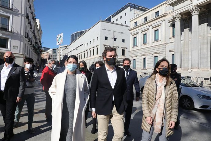 La secretaria general y el portavoz de Vox en el Congreso, Macarena Olona e Iván Espinosa de los Monteros, en una concentración ante el Congreso contra la reforma educativa conocida como 'ley Celaá'.