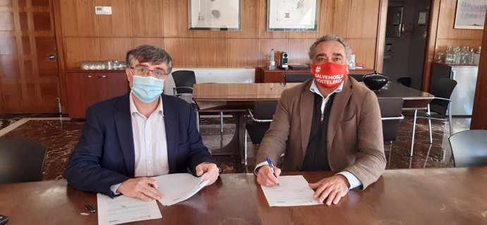 El presidente de Emaya, Ramon Perpiny, y el presidente de la Asociación de Restauración de la CAEB, Alfonso Robledo, durante la firma del acuerdo del aplazamiento de facturas debido a la crisis del coronavirus.