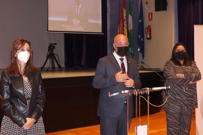 El presidente de la Diputación de Córdoba, Antonio Ruiz, acompañado de la vicepresidenta primera de la institución provincial, Dolores Amo (dcha.), y la vicepresidenta segunda y responsable del Área de Hacienda, Felisa Cañete.