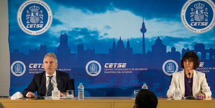 El ministro del Interior, Fernando Grande-Marlaska y la jefa del Área de Violencia de Género, Formación y Estudios de la Secretaría de Estado de Seguridad, Maria Jesús Cantos, en rueda de prensa