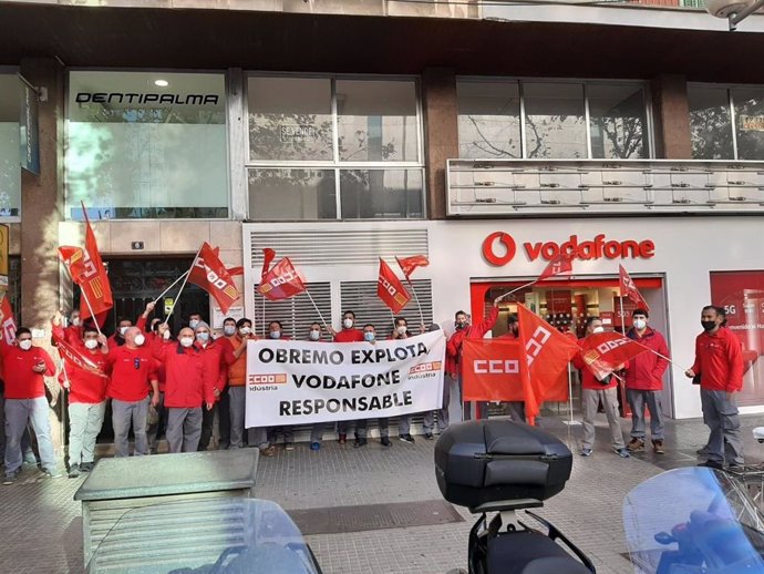 Protesta de los trabajadores de Obremo en Palma, ante una tienda de Vodafone.