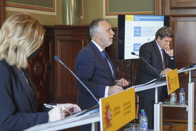 El presidente del Gobierno de Canarias, Ángel Víctor Torres (c), y el ministro de Inclusión, Seguridad Social y Migraciones, José Luis Escrivá (d), en Gran Canaria, (España), a 20 de noviembre de 2020