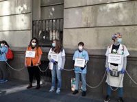 El colectivo Sanitarios Necesarios se encadena ante RRHH de la Consejería de Sanidad contra la precariedad laboral