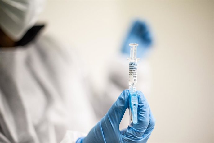 Un enfermero sostiene una de las vacunas contra la gripe que durante el día de hoy ha inyectado en el recinto habilitado en el Iradier Arena, en Vitoria, Álava, País Vasco, (España), a 13 de octubre de 2020. Bajo el lema '¡Este año más que nunca, aléjat