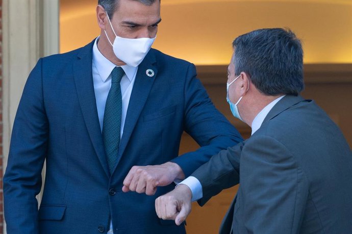 El presidente del Gobierno, Pedro Sánchez (i) y el portavoz del PNV en el Congreso, Aitor Esteban (d), se saludan con el codo antes de mantener una reunión en el Palacio de la Moncloa, en Madrid (España), a 3 de septiembre de 2020.