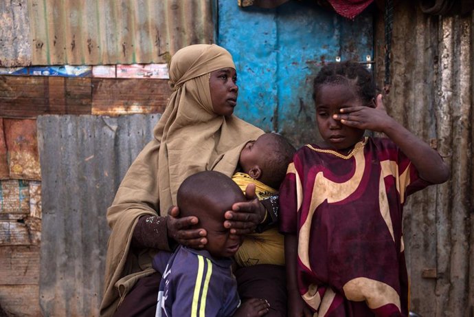 Un grupo de personas en un campamento de desplazados en Somalia