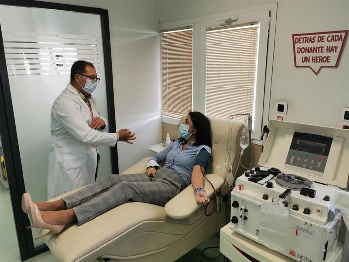 La presidenta del Parlamento de Andalucía dona plasma en el Hospital Torrecárdenas de Almería