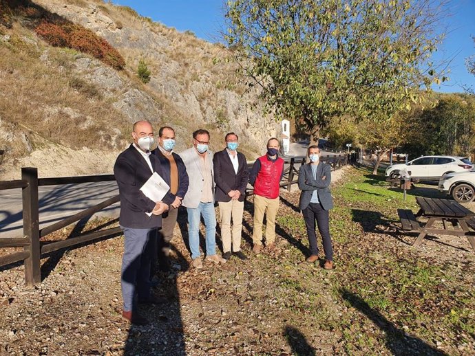 El delegado de Medio Natural y Carreteras de la Diputación de Córdoba, Francisco Palomares (tercero por la dcha.), visitas las actuaciones en carreteras de Baena