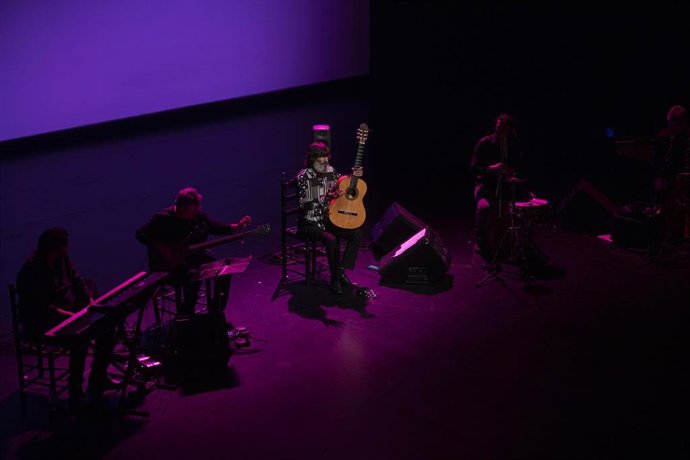Concierto 'La voz de mi guitarra', de Emilio Caracafé, en el Teatro Central, con motivo del décimo aniversario de la declaración del Flamenco como Patrimonio Cultural Inmaterial de la Humanidad. En Sevilla (Andalucía, España), a 17 de noviembre de 2020.