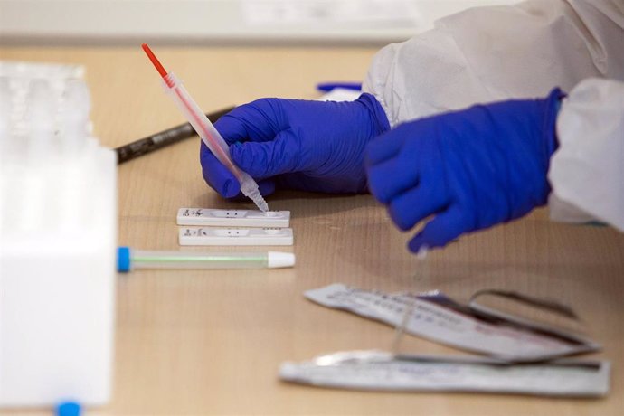 Tests de antígenos en una mesa donde durante la jornada de hoy realizarán a los vecinos en el Complejo Deportivo El Plantío, en Burgos, Castilla y León, (España), a 21 de noviembre de 2020.