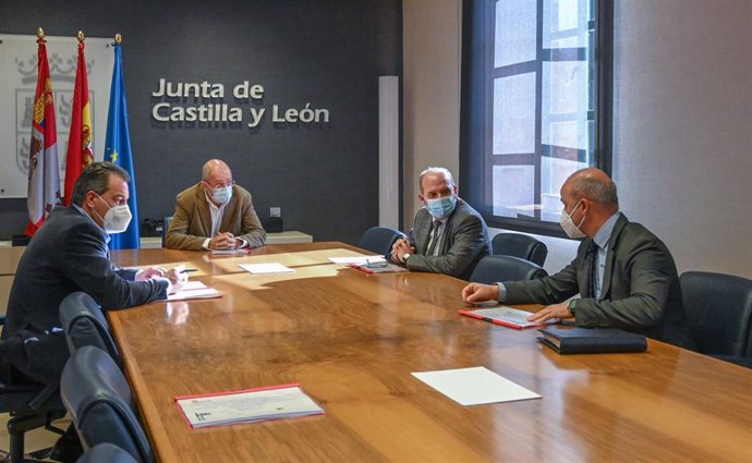 Reunión de Francisco Igea con los grupos parlamentarios (han asistido PP y Ciudadanos) sobre el respaldo a la candidatura de León para acoger el Centro Europeo de Ciberseguridad.