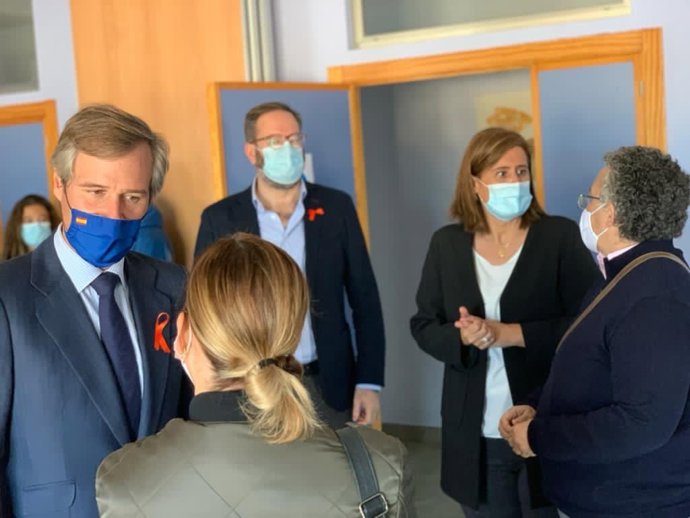 El vicesecretario de Política Territorial del PP, Antonio González Terol, en su visita a colegios de Baena, con representantes del PP.