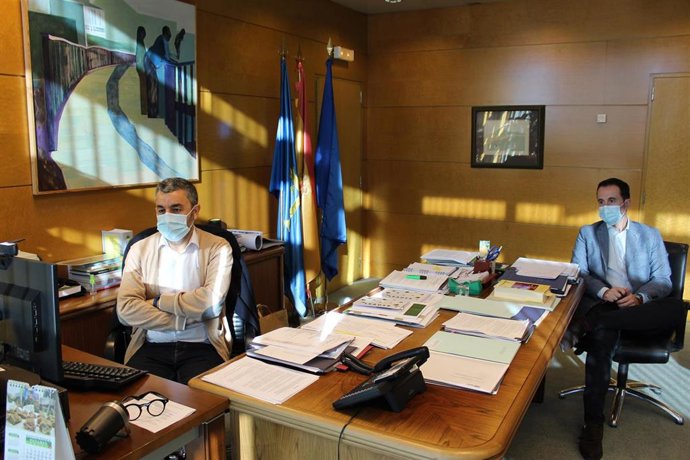 El director general del Medio Natural y Planificación Rural, David Villar, y el consejero de Medio Rural y Cohesión Territorial, Alejandro Calvo, reunidos con consejeros de Castilla y León, Cantabria y Galicia.