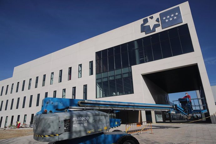 Maquinaría de obra en el Hospital de Emergencias de la Comunidad de Madrid, el Hospital Isabel Zendal, en la zona de Valdebebas, Madrid (España), a 11 de noviembre de 2020. 