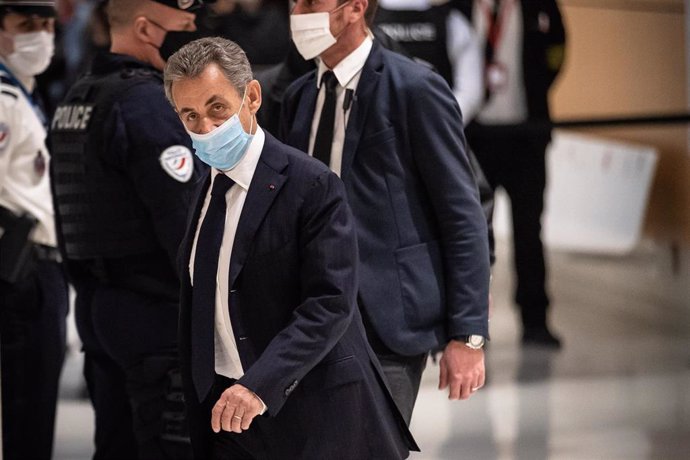 El expresidente de Francia Nicolas Sarkozy acude al tribunal en el inicio del juicio
