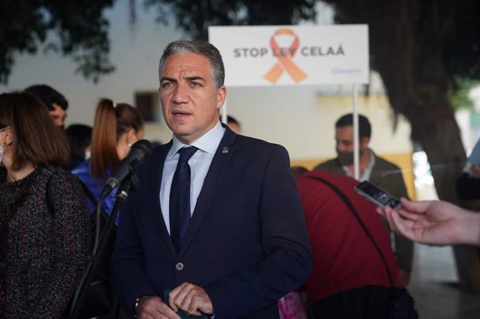 El presidente del PP de Málaga, Elías Bendodo, participa en la recogida de firmas contra la Ley Celáa.