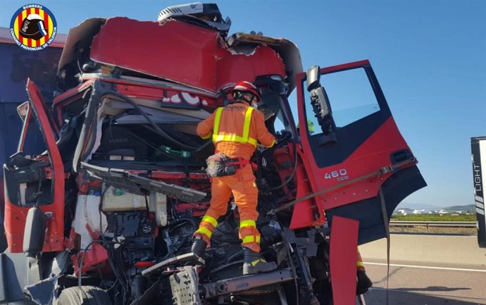 Bomberos en el camión accidentado en la A-7